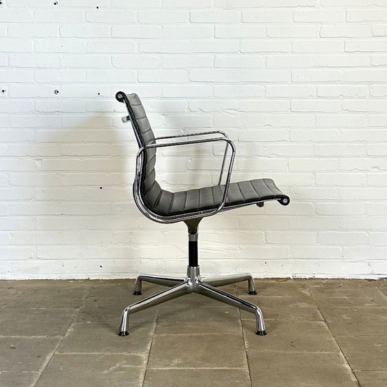 Image 1 of Vitra EA 108 Zwarte Design stoel, Ontworpen door Charles & Ray Eames