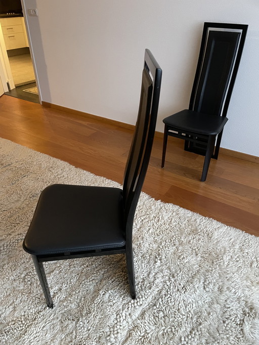 Aiglon Ovale Glazen Eettafel (Facet Geslepen) Met 6 Zwarte Hard Leren Stoelen In Zwart Houten Lakframe