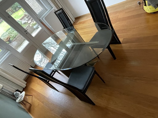 Aiglon Ovale Glazen Eettafel (Facet Geslepen) Met 6 Zwarte Hard Leren Stoelen In Zwart Houten Lakframe