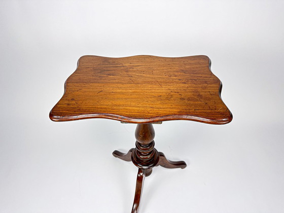 Image 1 of Vintage driepoot wijntafel, walnoot houten salontafel