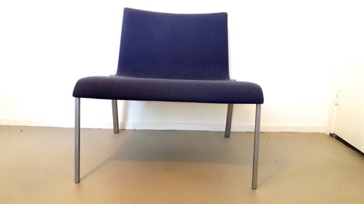 2x Ligne Roset lounge stoelen, in donker blauw