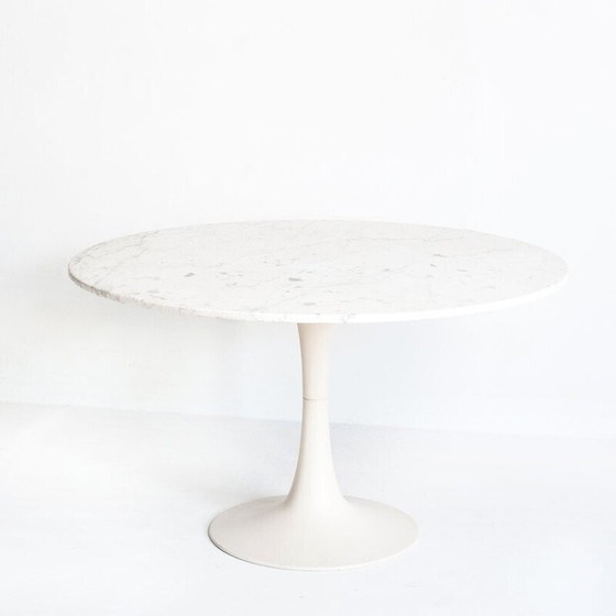 Image 1 of Vintage wit marmeren tafel met tulpvormige voet, Frankrijk 1960