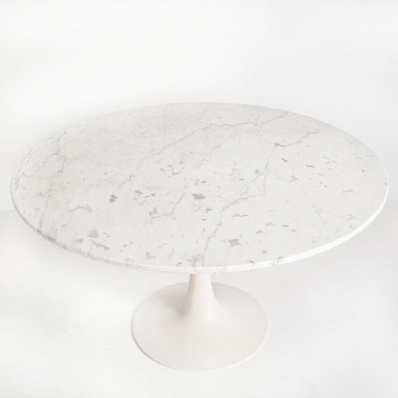 Image 1 of Vintage wit marmeren tafel met tulpvormige voet, Frankrijk 1960