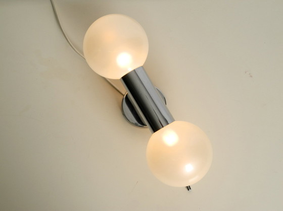 Image 1 of Originele Staf Motoko Ishii 1970s chromen wandlamp met parelachtige glinsterende witte glazen bollen