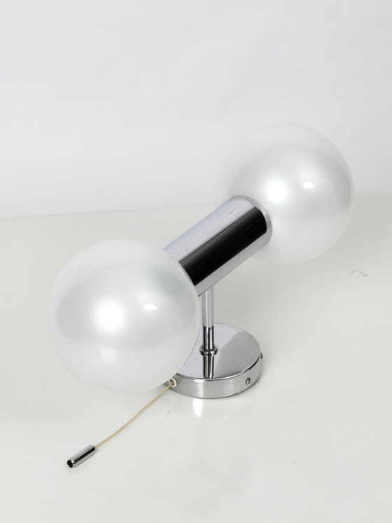 Image 1 of Originele Staf Motoko Ishii 1970s chromen wandlamp met parelachtige glinsterende witte glazen bollen