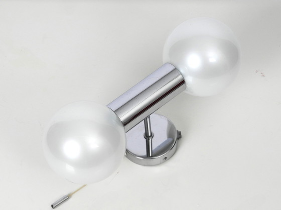 Image 1 of Originele Staf Motoko Ishii 1970s chromen wandlamp met parelachtige glinsterende witte glazen bollen