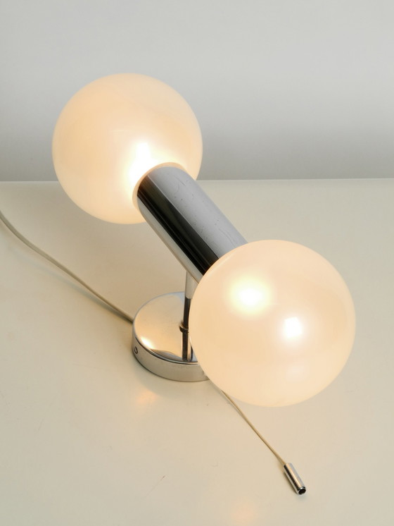 Image 1 of Originele Staf Motoko Ishii 1970s chromen wandlamp met parelachtige glinsterende witte glazen bollen