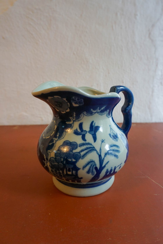 Image 1 of Antieke chinoiserie schenkkan van ijzerzandsteen, blauw en wit transfer aardewerk,