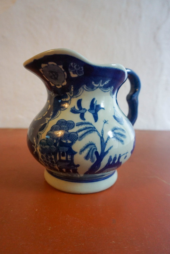 Image 1 of Antieke chinoiserie schenkkan van ijzerzandsteen, blauw en wit transfer aardewerk,