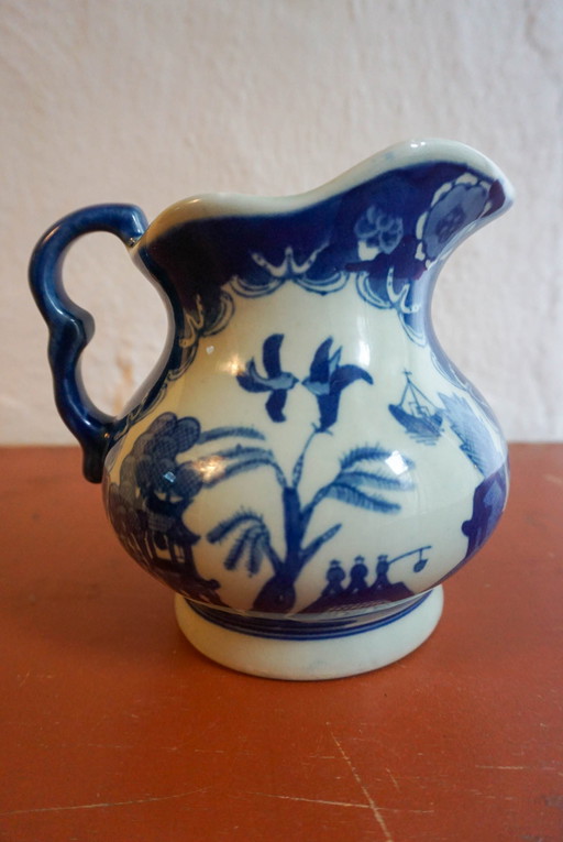 Antieke chinoiserie schenkkan van ijzerzandsteen, blauw en wit transfer aardewerk,