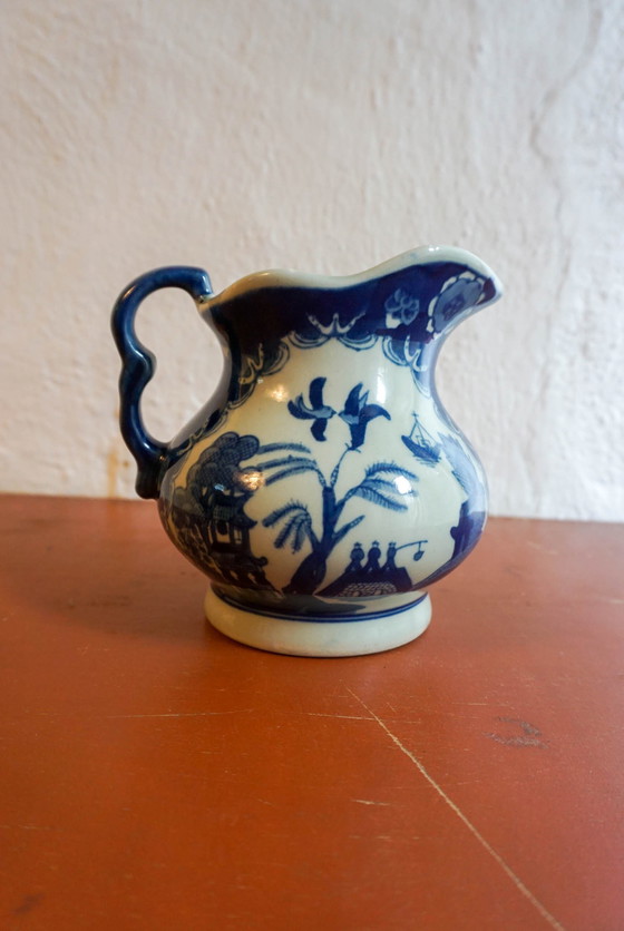 Image 1 of Antieke chinoiserie schenkkan van ijzerzandsteen, blauw en wit transfer aardewerk,