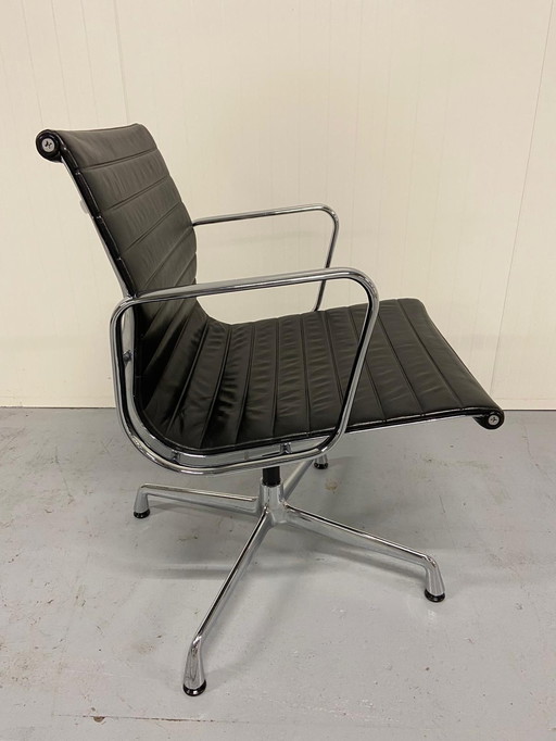 Vitra EA 108 stoel