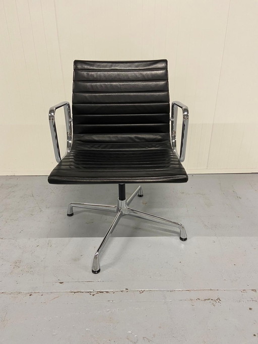 Vitra EA 108 stoel