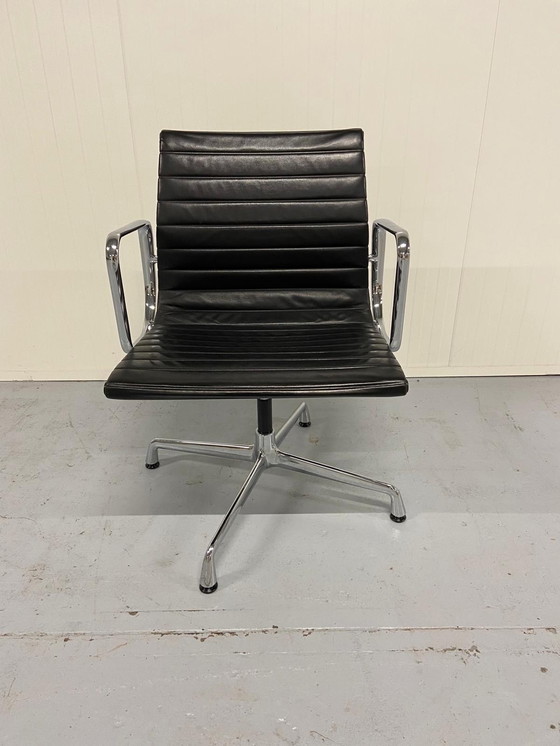 Image 1 of Vitra EA 108 stoel