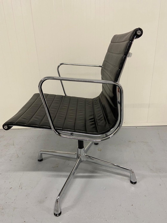 Image 1 of Vitra EA 108 stoel