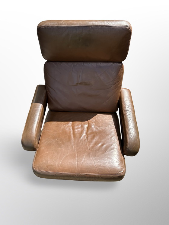 Image 1 of Prachtige vintage design Leolux draaifauteuil, uitgevoerd in bruin leer en houten frame. 