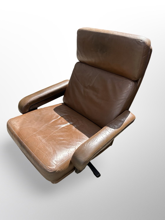 Image 1 of Prachtige vintage design Leolux draaifauteuil, uitgevoerd in bruin leer en houten frame. 