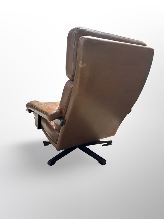 Image 1 of Prachtige vintage design Leolux draaifauteuil, uitgevoerd in bruin leer en houten frame. 