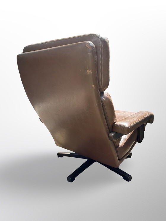 Image 1 of Prachtige vintage design Leolux draaifauteuil, uitgevoerd in bruin leer en houten frame. 