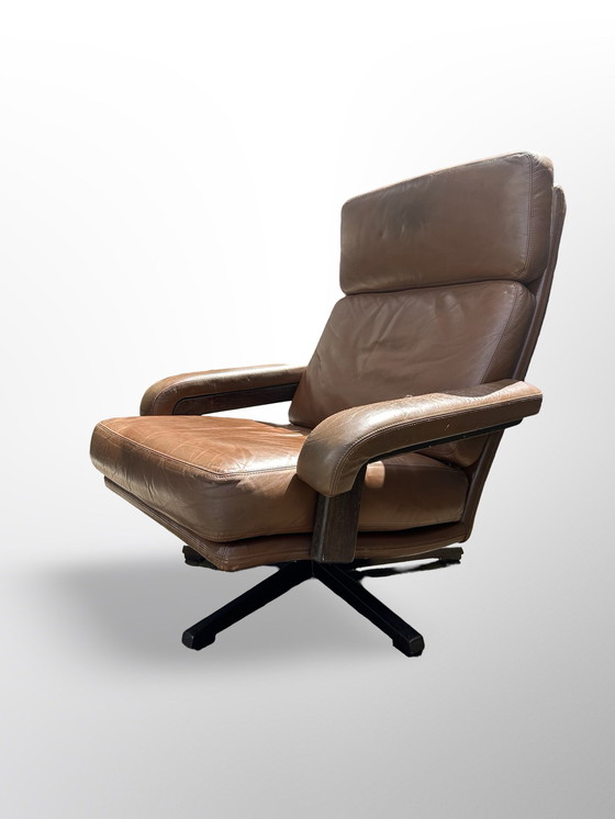 Image 1 of Prachtige vintage design Leolux draaifauteuil, uitgevoerd in bruin leer en houten frame. 