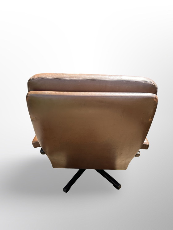 Image 1 of Prachtige vintage design Leolux draaifauteuil, uitgevoerd in bruin leer en houten frame. 