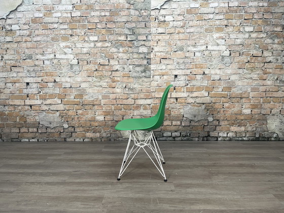 Image 1 of Vitra Eames Plastic Side Chair Dsw Groen