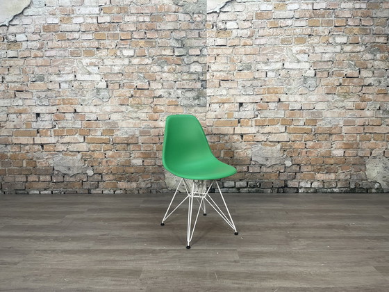 Image 1 of Vitra Eames Plastic Side Chair Dsw Groen