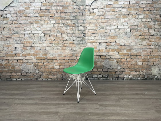 Image 1 of Vitra Eames Plastic Side Chair Dsw Groen