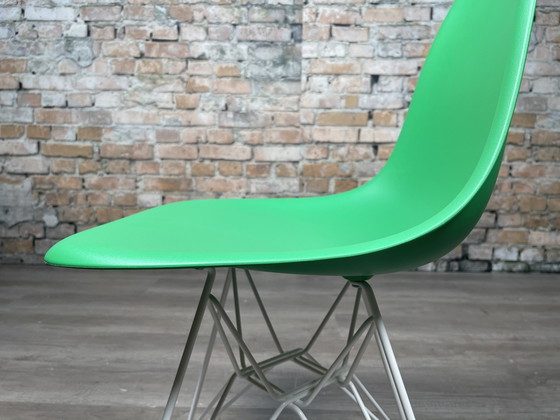 Image 1 of Vitra Eames Plastic Side Chair Dsw Groen