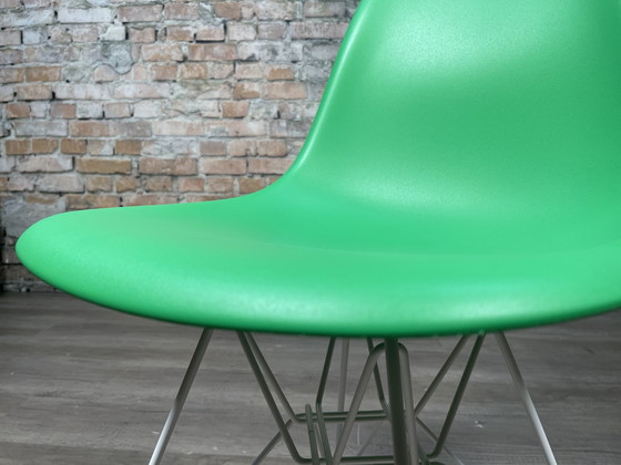 Image 1 of Vitra Eames Plastic Side Chair Dsw Groen