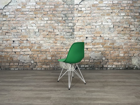 Image 1 of Vitra Eames Plastic Side Chair Dsw Groen