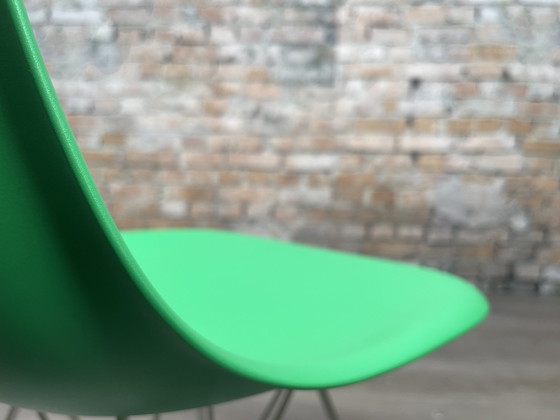 Image 1 of Vitra Eames Plastic Side Chair Dsw Groen