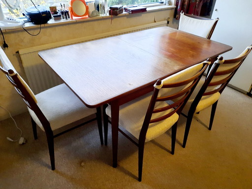 4x Pastoe Eetkamerstoelen & vintage Tafel