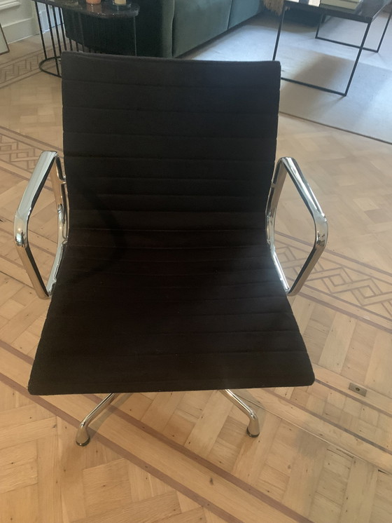 Image 1 of Charles Eames Vitra Aluminium Stoel EA 108