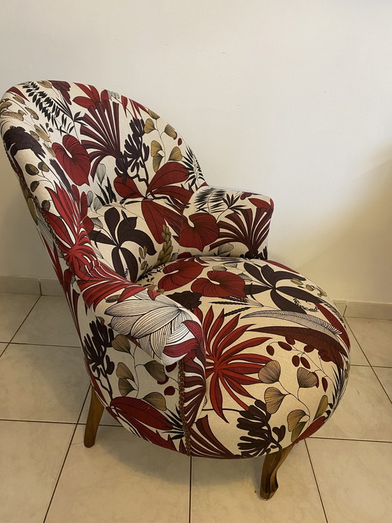 Image 1 of Antieke Toad fauteuil uit de jaren 30, volledig opgeknapt met kwaliteit bloemenstof omringd door spijkers