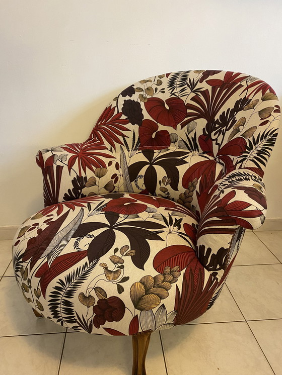 Image 1 of Antieke Toad fauteuil uit de jaren 30, volledig opgeknapt met kwaliteit bloemenstof omringd door spijkers