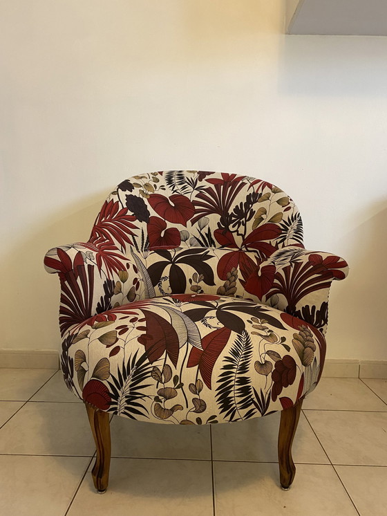 Image 1 of Antieke Toad fauteuil uit de jaren 30, volledig opgeknapt met kwaliteit bloemenstof omringd door spijkers