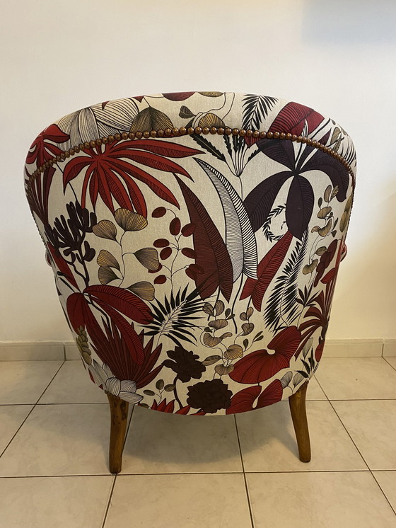 Image 1 of Antieke Toad fauteuil uit de jaren 30, volledig opgeknapt met kwaliteit bloemenstof omringd door spijkers