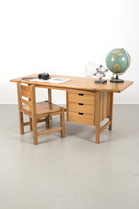 Image 1 of Grenen houten bureau