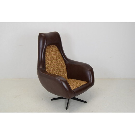 Image 1 of Mid-eeuwse draaifauteuil in kunstleer, Tsjecho-Slowakije 1980