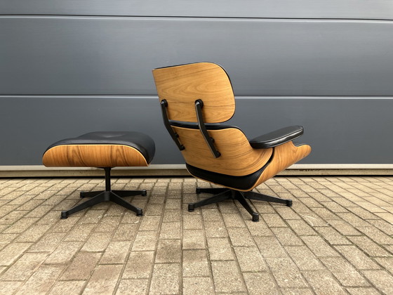 Image 1 of Vitra Eames Lounge chair + Ottoman uit 2007, Walnoten veneer