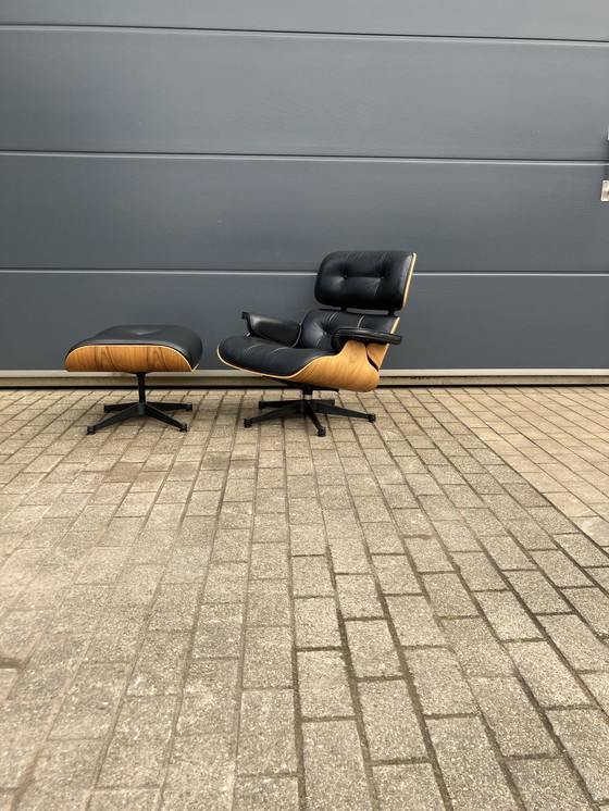 Image 1 of Vitra Eames Lounge chair + Ottoman uit 2007, Walnoten veneer