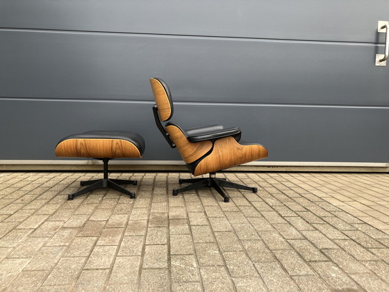 Image 1 of Vitra Eames Lounge chair + Ottoman uit 2007, Walnoten veneer