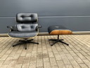 Vitra Eames Lounge chair + Ottoman uit 2007, Walnoten veneer