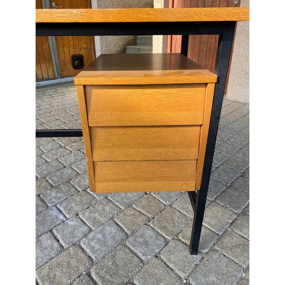 Image 1 of Vintage bureau in eikenfineer en zwartgelakte stalen structuur