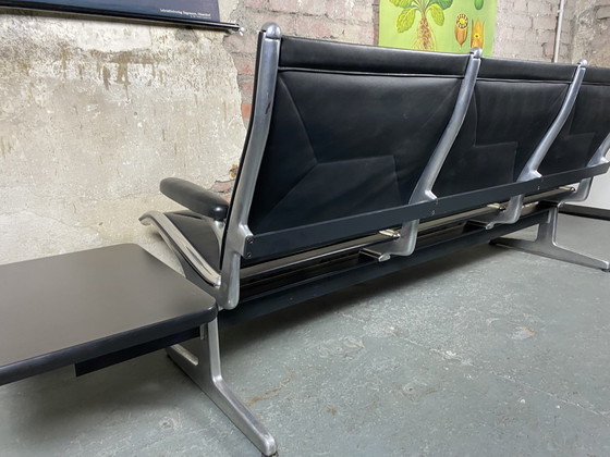 Image 1 of Herman Miller Tandem Sling Airport Bank + Tafel door Charles & Ray Eames