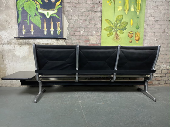 Image 1 of Herman Miller Tandem Sling Airport Bank + Tafel door Charles & Ray Eames