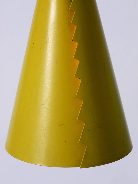 Image 1 of Zeldzame Mid Century Modern kegelvormige hanglamp van plaatstaal in geel