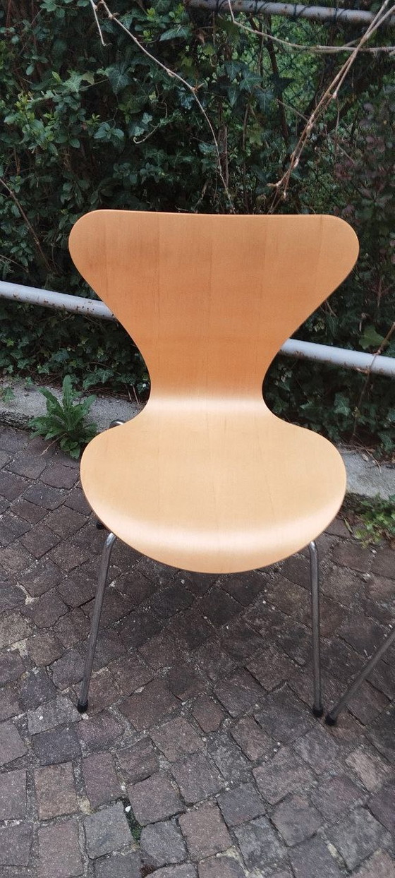 Image 1 of 2x Arne Jacobsen voor Fritz Hansen Serie 7 eetkamerstoelen/bijzettafels