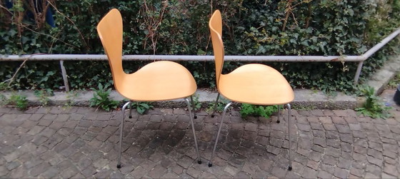 Image 1 of 2x Arne Jacobsen voor Fritz Hansen Serie 7 eetkamerstoelen/bijzettafels